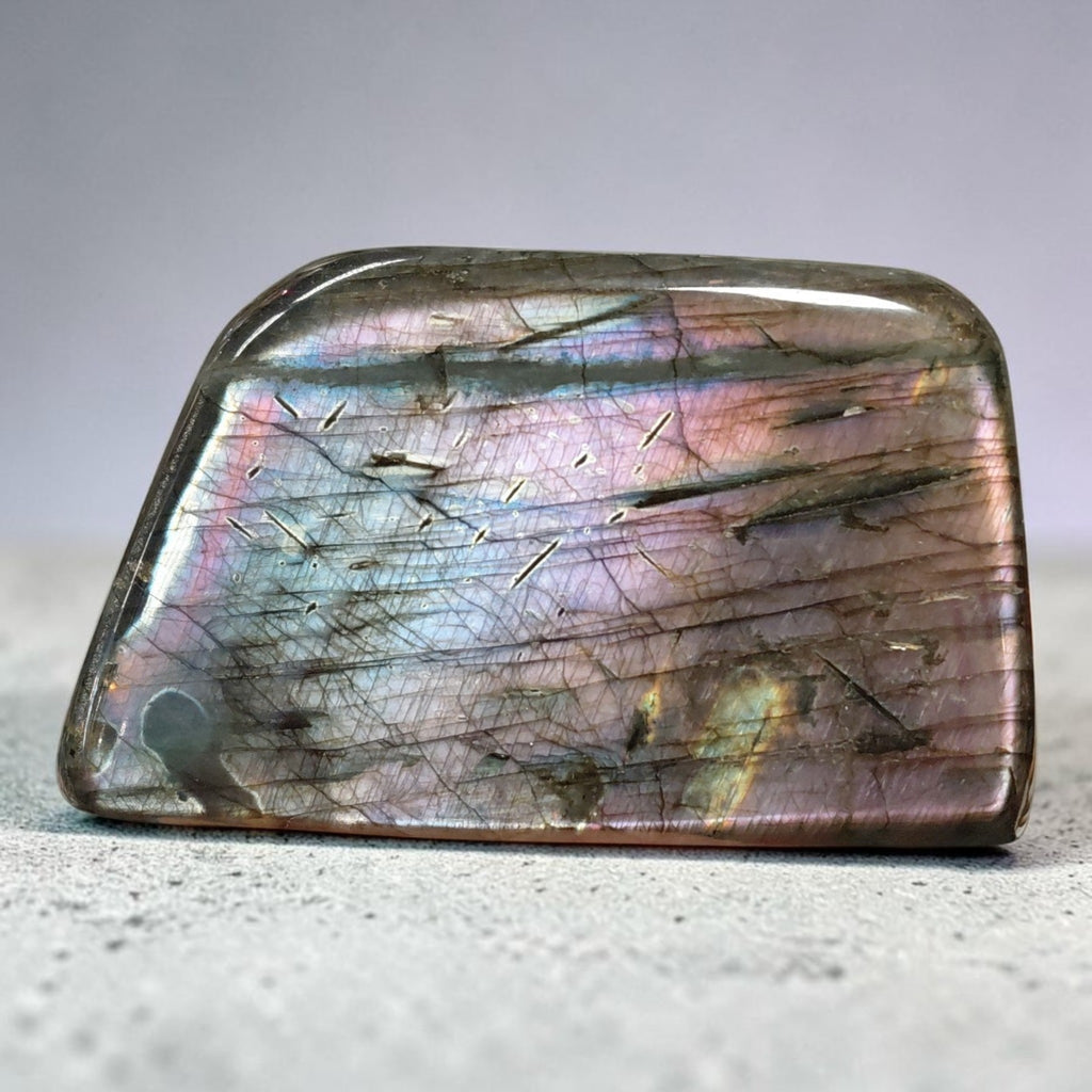 Labradorit mit violettem Schimmer