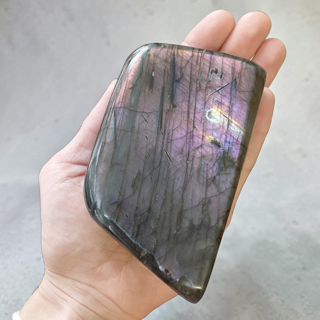 Labradorit mit violettem Schimmer
